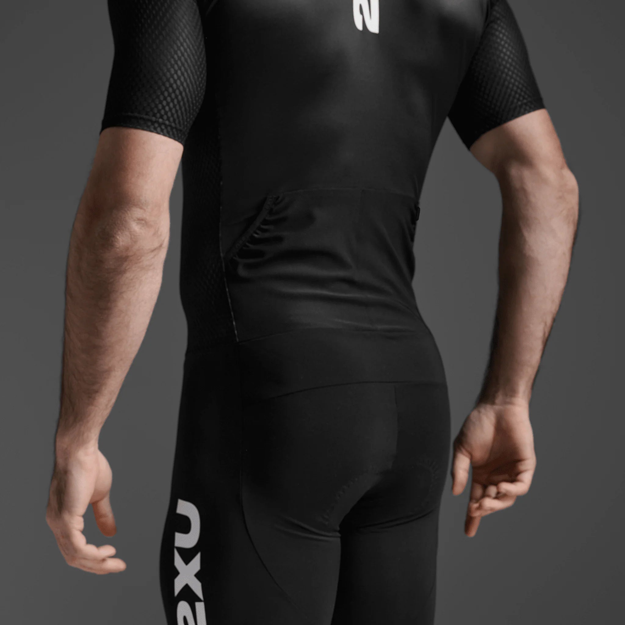 2XU Aero Hex Sleeved Trisuit Black White MT7394D Mens Triathlon Suit Compression Aero Race Wear