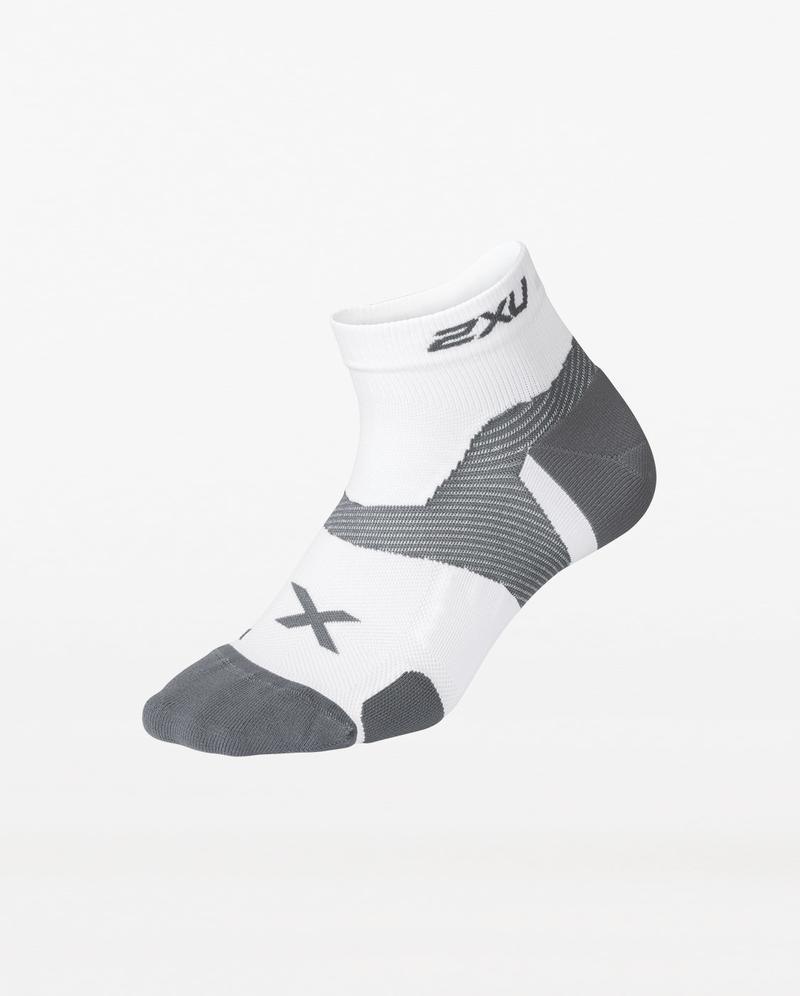 2XU UA5053E Vectr Cushion 1/4 Crew Unisex Compression Socks (White/Grey) | Cycling Gears Hub