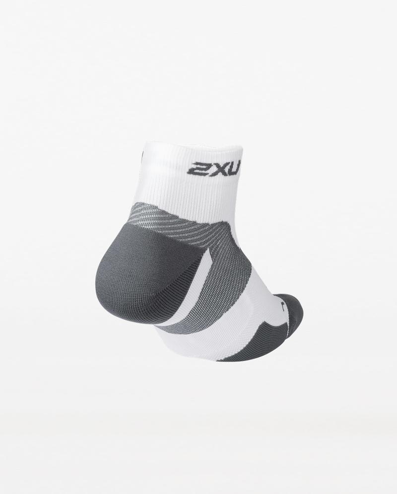 2XU UA5053E Vectr Cushion 1/4 Crew Unisex Compression Socks (White/Grey) | Cycling Gears Hub