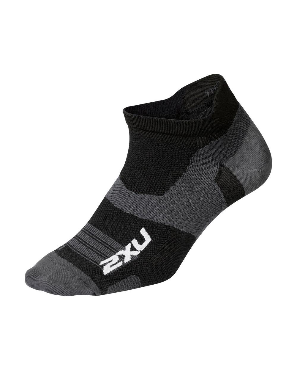 2XU UA7027E Vectr Ultralight No Show Unisex Running Socks (Black/Titanium) | Cycling Gears Hub