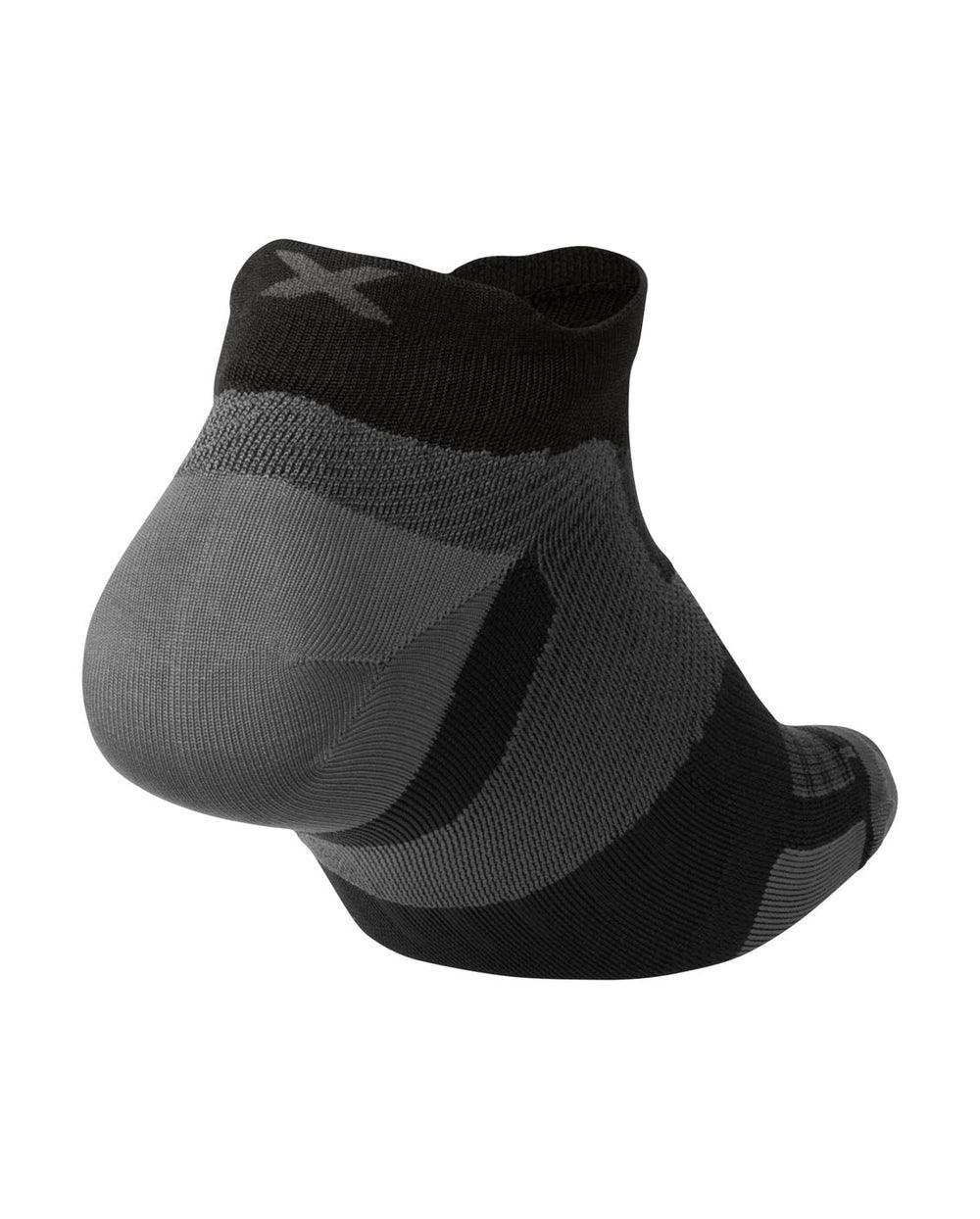 2XU UA7027E Vectr Ultralight No Show Unisex Running Socks (Black/Titanium) | Cycling Gears Hub