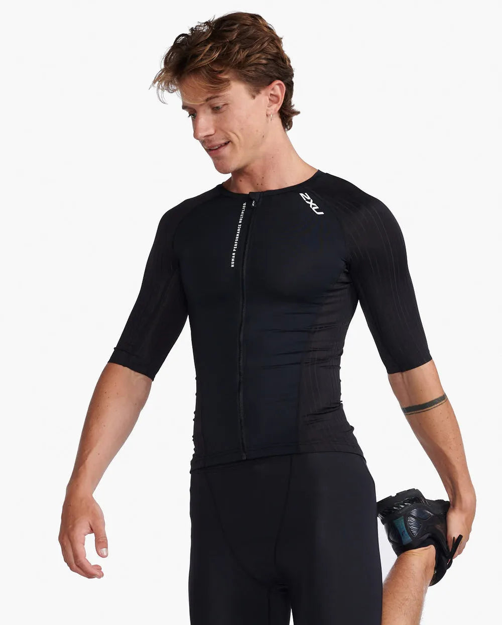 2XU MT6662A Aero Tri Sleeved Men's Triathlon Top (Black/White) | Cycling Gears Hub