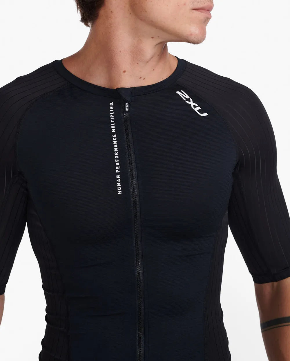 2XU MT6662A Aero Tri Sleeved Men's Triathlon Top (Black/White) | Cycling Gears Hub